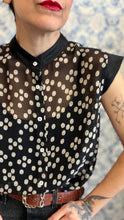 Carica l'immagine nel visualizzatore di Gallery, Camicia Dafne seta nera a fiorellini