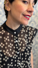 Carica l'immagine nel visualizzatore di Gallery, Camicia Dafne seta nera a fiorellini
