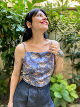 Carica l'immagine nel visualizzatore di Gallery, Top Twister fiori di carciofo/fiocco plumetis blu