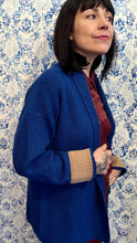 Carica l'immagine nel visualizzatore di Gallery, Cardigan blu mirtillo con polsi beige