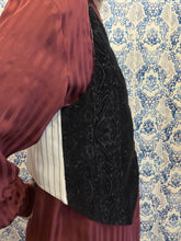 Carica l'immagine nel visualizzatore di Gallery, Gilet Papillon velluto nero lavorato