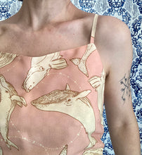 Carica l'immagine nel visualizzatore di Gallery, Top Twister balene/fiocco plumetis bianco