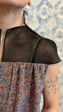 Carica l'immagine nel visualizzatore di Gallery, Plumes à porter organza nera/stampa piccoli fiori