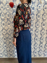 Carica l'immagine nel visualizzatore di Gallery, Camicia Kimono “fiori di campo di notte”