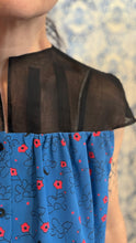 Carica l'immagine nel visualizzatore di Gallery, Plumes à porter organza nera/ azzurra con fiorellini