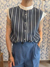 Carica l'immagine nel visualizzatore di Gallery, Dafne in cotone jeans e ricamo a righe con aletta e colletto in seta bianca