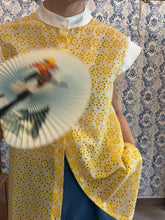 Carica l'immagine nel visualizzatore di Gallery, Dafne cotone bianco e giallo con aletta e colletto in seta bianca