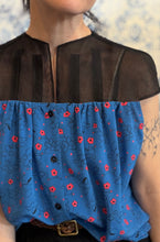Carica l'immagine nel visualizzatore di Gallery, Plumes à porter organza nera/ azzurra con fiorellini
