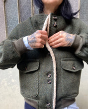 Carica l'immagine nel visualizzatore di Gallery, Classic Bomber verde oliva (ACCONTO DELLA METÀ DI 410)