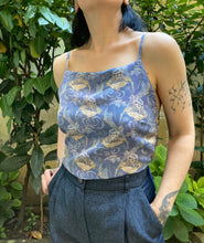 Carica l'immagine nel visualizzatore di Gallery, Top Twister fiori di carciofo/fiocco plumetis blu