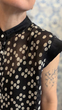 Carica l'immagine nel visualizzatore di Gallery, Camicia Dafne seta nera a fiorellini