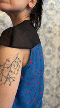 Carica l'immagine nel visualizzatore di Gallery, Plumes à porter organza nera/ azzurra con fiorellini