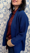 Carica l'immagine nel visualizzatore di Gallery, Cardigan blu mirtillo con polsi beige