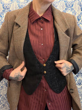 Carica l'immagine nel visualizzatore di Gallery, Gilet Papillon velluto nero lavorato