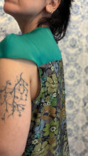 Carica l'immagine nel visualizzatore di Gallery, Plumes à porter organza verde/ fiori verdi