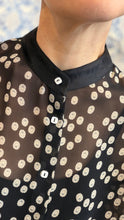 Carica l'immagine nel visualizzatore di Gallery, Camicia Dafne seta nera a fiorellini
