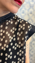 Carica l'immagine nel visualizzatore di Gallery, Camicia Dafne seta nera a fiorellini