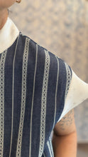 Carica l'immagine nel visualizzatore di Gallery, Dafne in cotone jeans e ricamo a righe con aletta e colletto in seta bianca