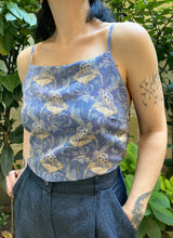 Carica l'immagine nel visualizzatore di Gallery, Top Twister fiori di carciofo/fiocco plumetis blu