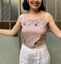 Carica l'immagine nel visualizzatore di Gallery, Top Twister ciliegio/fiocco plumetis bianco