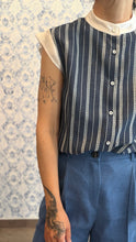 Carica l'immagine nel visualizzatore di Gallery, Dafne in cotone jeans e ricamo a righe con aletta e colletto in seta bianca