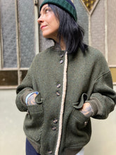 Carica l'immagine nel visualizzatore di Gallery, Classic Bomber verde oliva (ACCONTO DELLA METÀ DI 410)