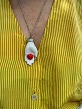 Carica l'immagine nel visualizzatore di Gallery, Santa Pupa bianca/cuore rosso