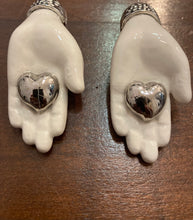 Carica l'immagine nel visualizzatore di Gallery, Santa Pupa manina bianca/ cuore argento brillante