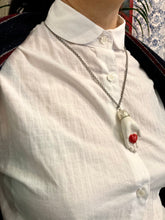 Carica l'immagine nel visualizzatore di Gallery, Santa Pupa bianca/cuore rosso