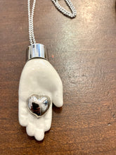 Carica l'immagine nel visualizzatore di Gallery, Santa Pupa manina bianca/ cuore argento brillante