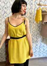 Carica l'immagine nel visualizzatore di Gallery, Sottoveste + culotte in seta gialla con passamaneria nera