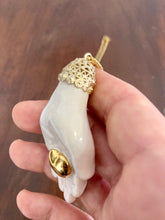 Carica l'immagine nel visualizzatore di Gallery, Santa Pupa bianca/cuore dorato