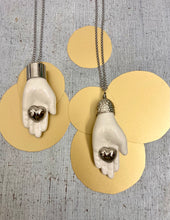 Carica l'immagine nel visualizzatore di Gallery, Santa Pupa manina bianca/ cuore argento brillante