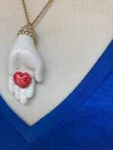 Carica l'immagine nel visualizzatore di Gallery, Santa Pupa bianca/cuore rosso