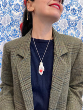 Carica l'immagine nel visualizzatore di Gallery, Santa Pupa bianca/cuore rosso