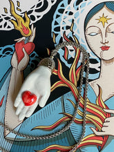 Carica l'immagine nel visualizzatore di Gallery, Santa Pupa bianca/cuore rosso