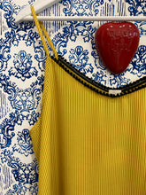 Carica l'immagine nel visualizzatore di Gallery, Sottoveste + culotte in seta gialla con passamaneria nera