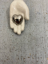 Carica l'immagine nel visualizzatore di Gallery, Santa Pupa manina bianca/ cuore argento brillante