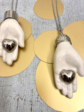 Carica l'immagine nel visualizzatore di Gallery, Santa Pupa manina bianca/ cuore argento brillante