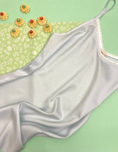 Carica l'immagine nel visualizzatore di Gallery, Sottoveste+culotte seta celeste/passamaneria bianca