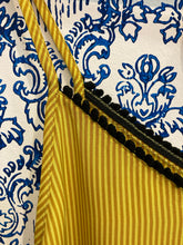 Carica l'immagine nel visualizzatore di Gallery, Sottoveste + culotte in seta gialla con passamaneria nera