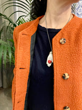 Carica l'immagine nel visualizzatore di Gallery, Santa Pupa bianca/cuore rosso