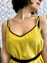 Carica l'immagine nel visualizzatore di Gallery, Sottoveste + culotte in seta gialla con passamaneria nera