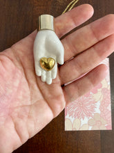 Carica l'immagine nel visualizzatore di Gallery, Santa Pupa bianca/cuore dorato