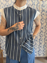 Carica l'immagine nel visualizzatore di Gallery, Dafne in cotone jeans e ricamo a righe con aletta e colletto in seta bianca
