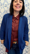 Carica l'immagine nel visualizzatore di Gallery, Cardigan blu mirtillo con polsi beige
