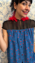 Carica l'immagine nel visualizzatore di Gallery, Plumes à porter organza nera/ azzurra con fiorellini
