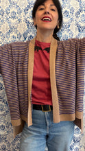 Carica l'immagine nel visualizzatore di Gallery, Cardigan Lou righe viola/arachide
