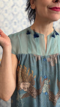 Carica l'immagine nel visualizzatore di Gallery, Plumes à porter organza celeste/viscosa stampa carpe
