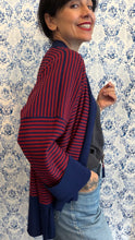 Carica l'immagine nel visualizzatore di Gallery, Cardigan Lou righe blu/rossw
